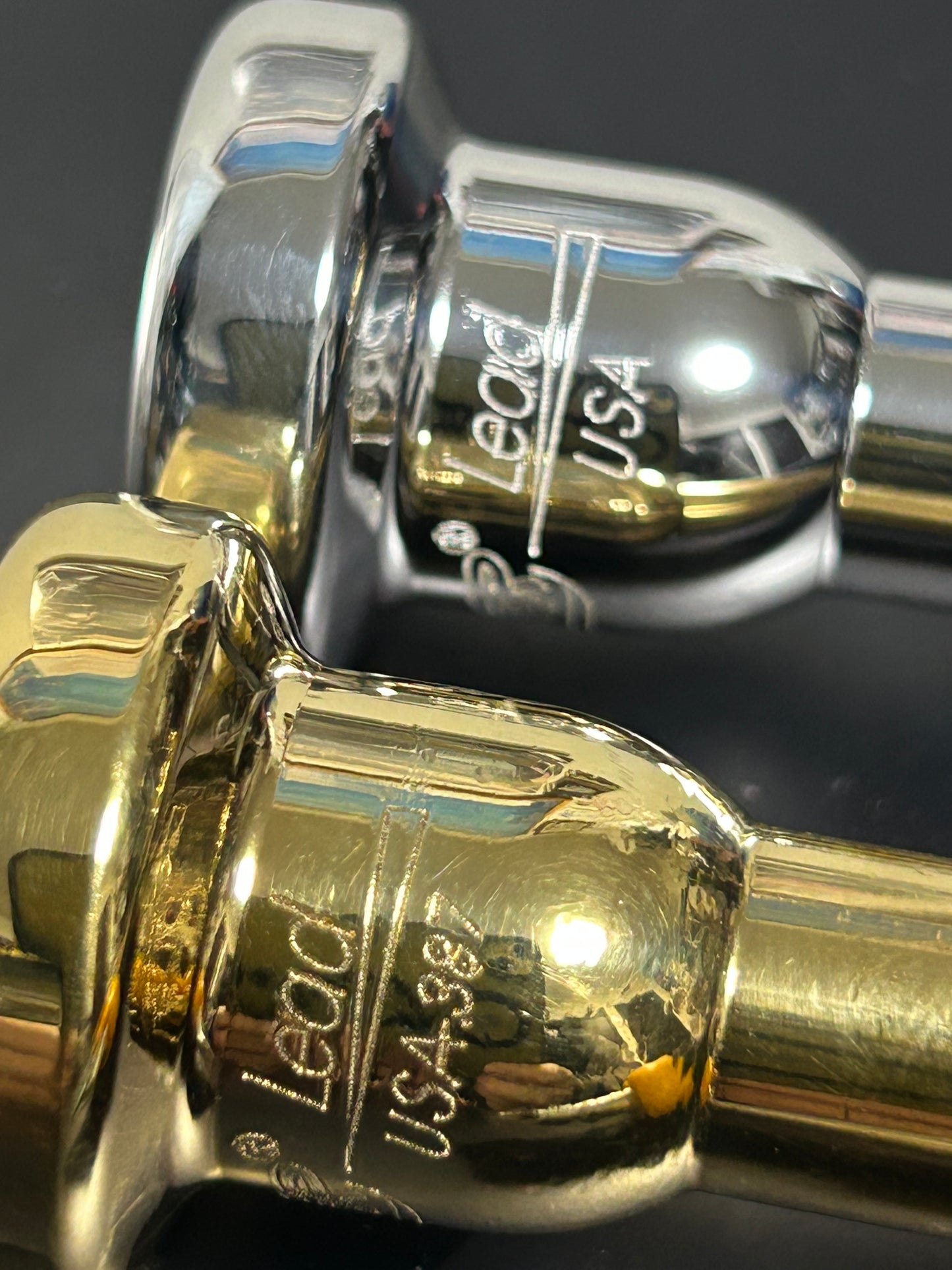 下の金メッキのLeadが通常の.387 
上の銀メッキの物が今回の.385のシャンクです